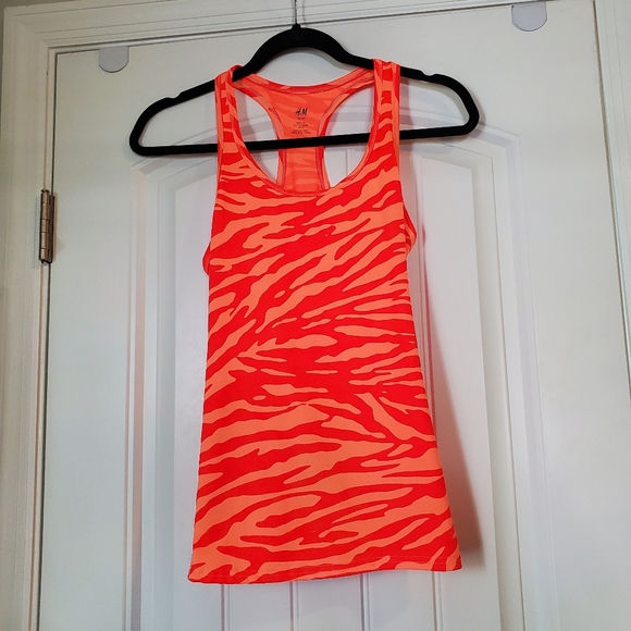 2 ATHLETIC TRAINING TOPS - Picture 2 of 7